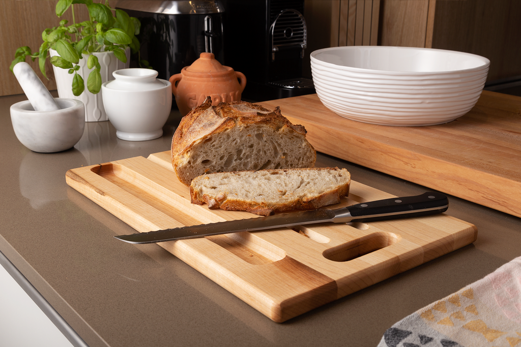 Planche à pain en bois avec rainures et rangement pour couteau, de 16 × 10 po avec du pain au levain, une baguette et un couteau