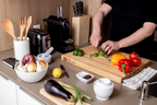 Billot en érable, en bois de fil, de 20 × 16 po sur un comptoir avec des légumes et un couteau de chef