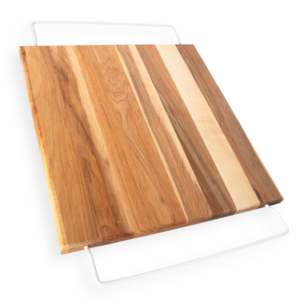 Planche en érable pour évier posée à la verticale, avec ses supports métalliques visibles