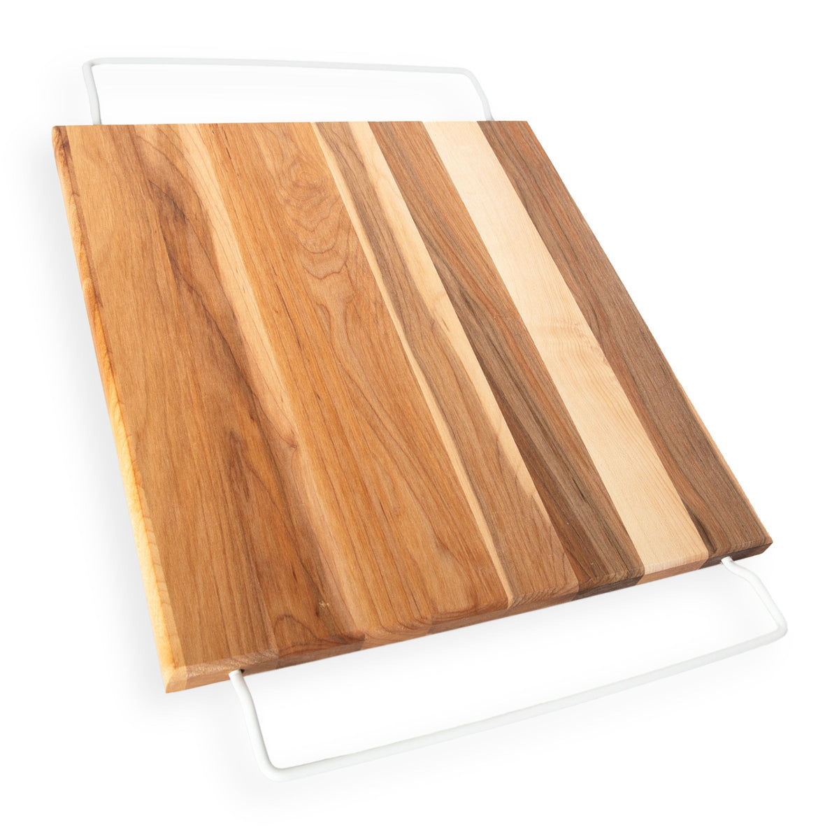 Planche en érable pour évier posée à la verticale, avec ses supports métalliques visibles