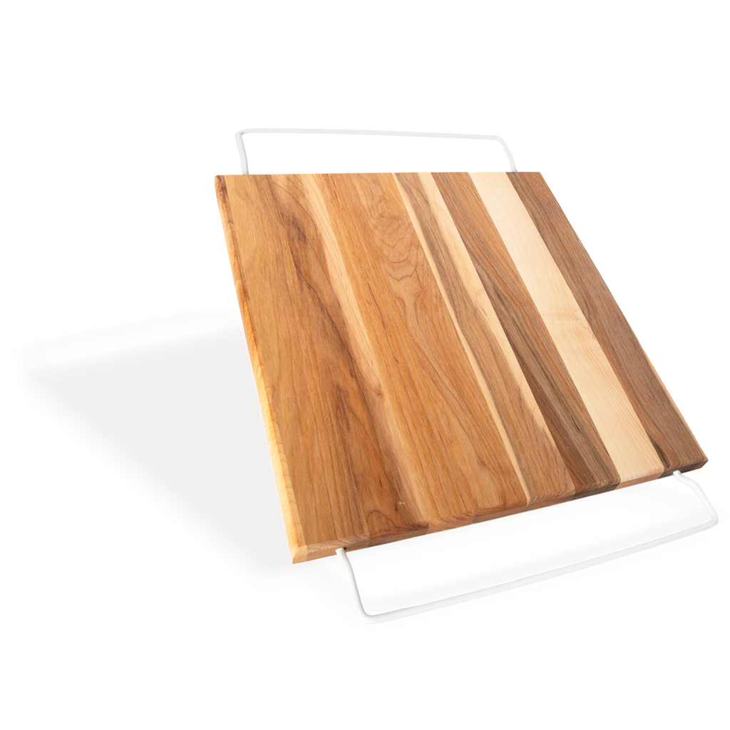 Vue de côté de la planche à découper en bois pour évier avec supports métalliques